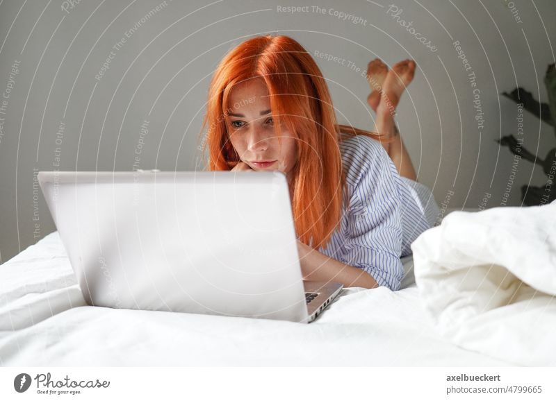 Junge Frau Auf Dem Bett Liegend Mit Laptop Computer Ein Lizenzfreies Stock Foto Von Photocase 9845