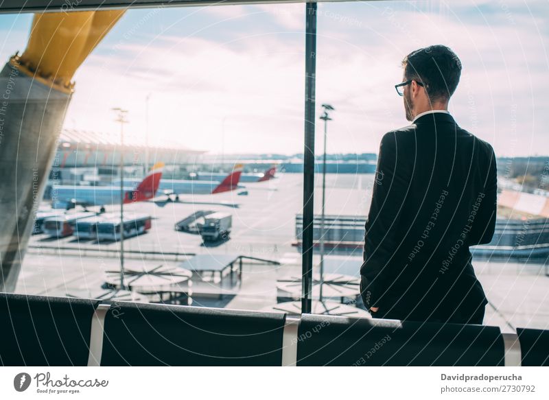 Zurück Von Einem Jungen Geschäftsmann, Der Mit Dem Koffer Am Flughafen ...