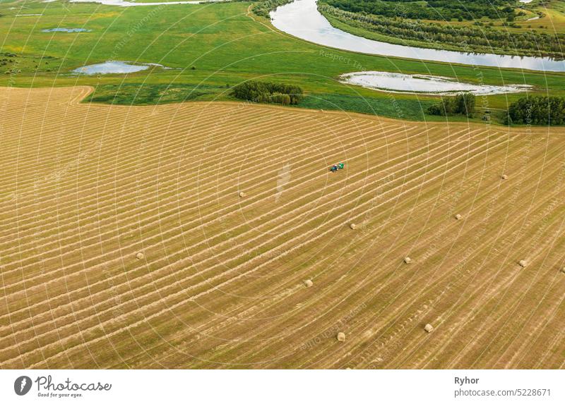 Luftaufnahme Mähdrescher Arbeiten Im Feld Ernte Von Weizen In Der