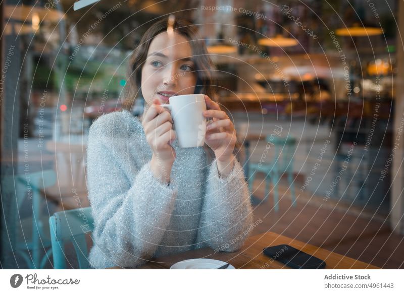 Frau Trinkt Kaffee Im Café Ein Lizenzfreies Stock Foto Von Photocase