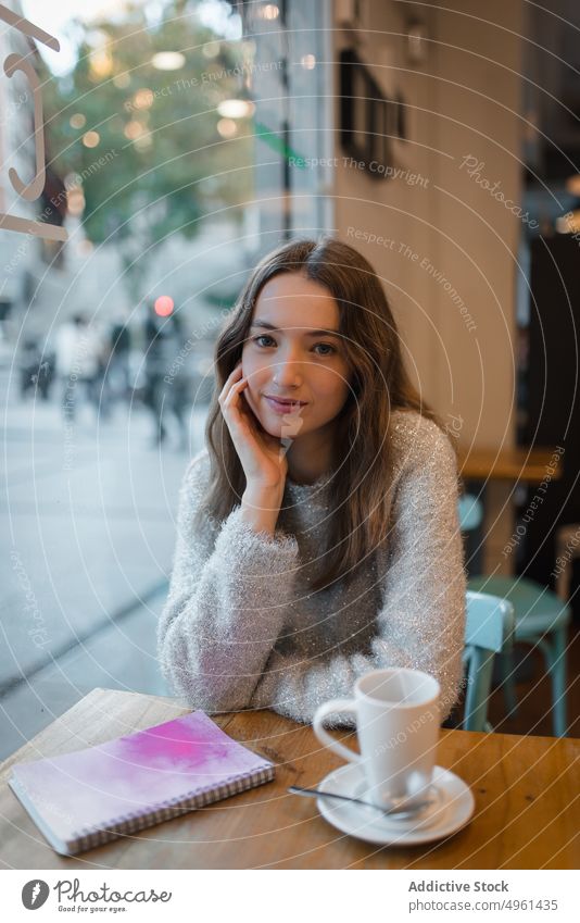 Frau Trinkt Kaffee Im Café Ein Lizenzfreies Stock Foto Von Photocase