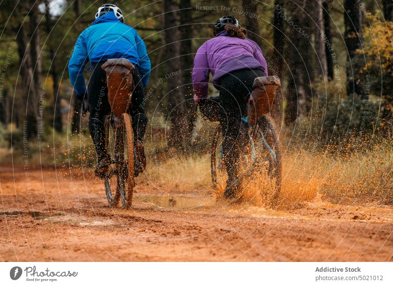 Gut Ausgerüstete Menschen Auf Der Straße Im Wald Während Einer Fahrradtour Ein Lizenzfreies