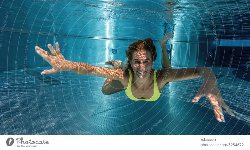 Junge Frau Schwimmt Unter Wasser Im Pool Ein Lizenzfreies Stock Foto Von Photocase 