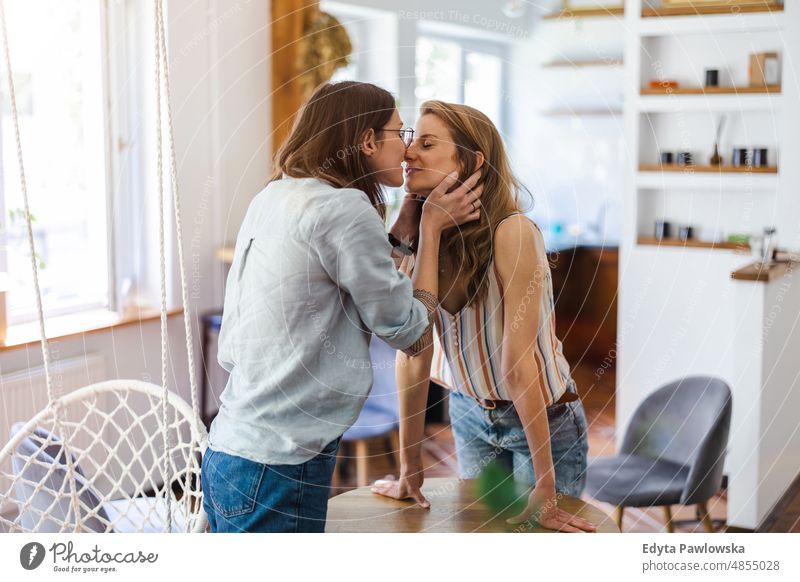 Lesbisches Paar Küsst Sich In Seinem Haus Ein Lizenzfreies Stock Foto Von Photocase